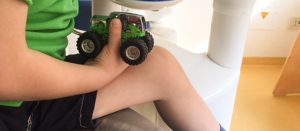 Bambino con giocattolo - oggetto transizionale