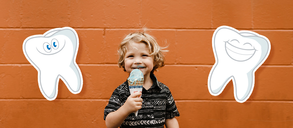 Bambino che mangia il gelato