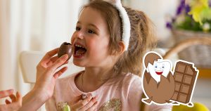 Bambina che mangia cioccolato