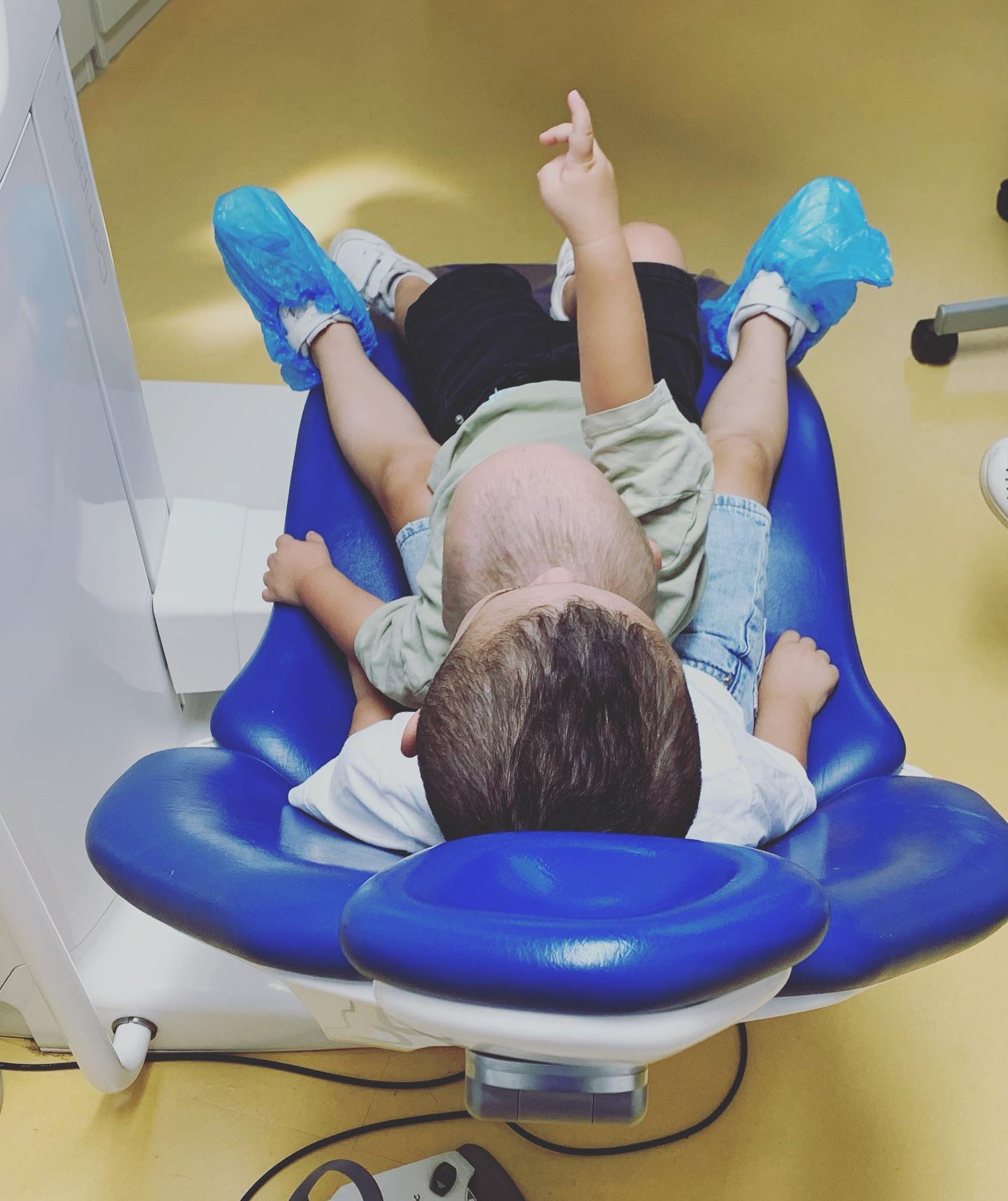 🫱🏻‍🫲🏼La settimana si conclude con due fratellini che sono venuti a fare la loro prima visita! 🦷Buon weekend a tutti! ✨